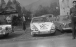 Punkt serwisowy. Porsche 912 Włodzimierza Markowskiego. Z prawej stoi Leon Grzesło przed autem rajdowo-serwisowym słynnym MG 1000 Marka Wachowskiego
